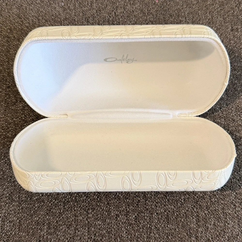 Oakley Sunglasses Hard Case. Excellent condition. Never used.
